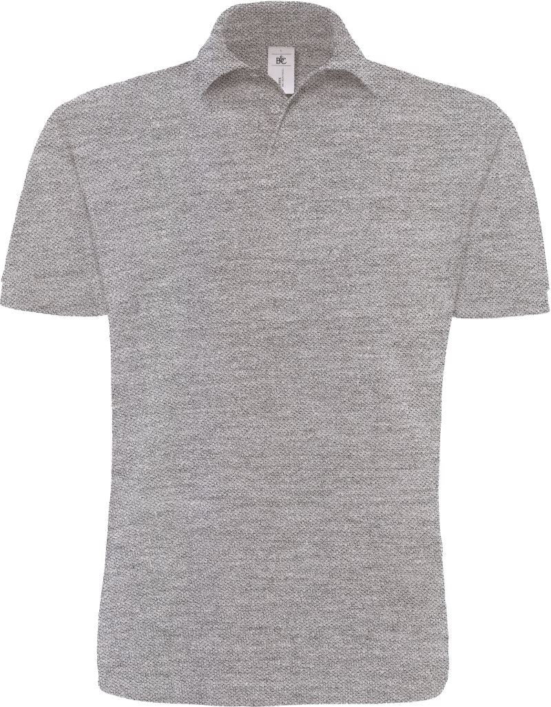 Moška polo majica kratkih rokavov B&C Heavymill, modra barva, prikazana na modelu z ovratnikom in zapenjanjem na gumb.