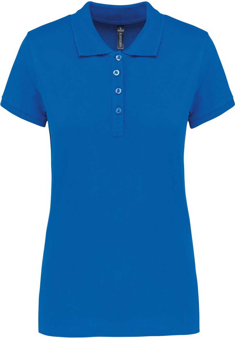 Ženska piqué polo majica Kariban K255 v svetli barvi, prikazana s kratkimi rokavi in ovratnikom, na beli ozadju.