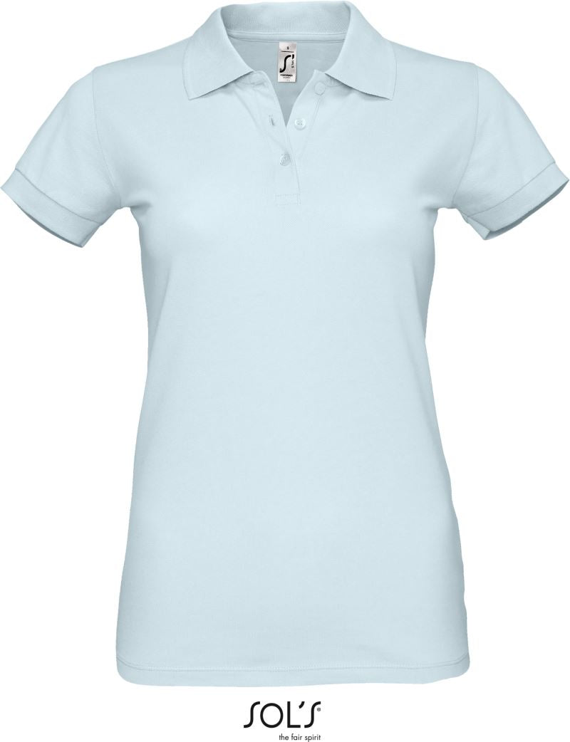 Ženska polo majica SOL'S Perfect Women s kratkimi rokavi, bela s rdečim logotipom na prsih, na postavi.