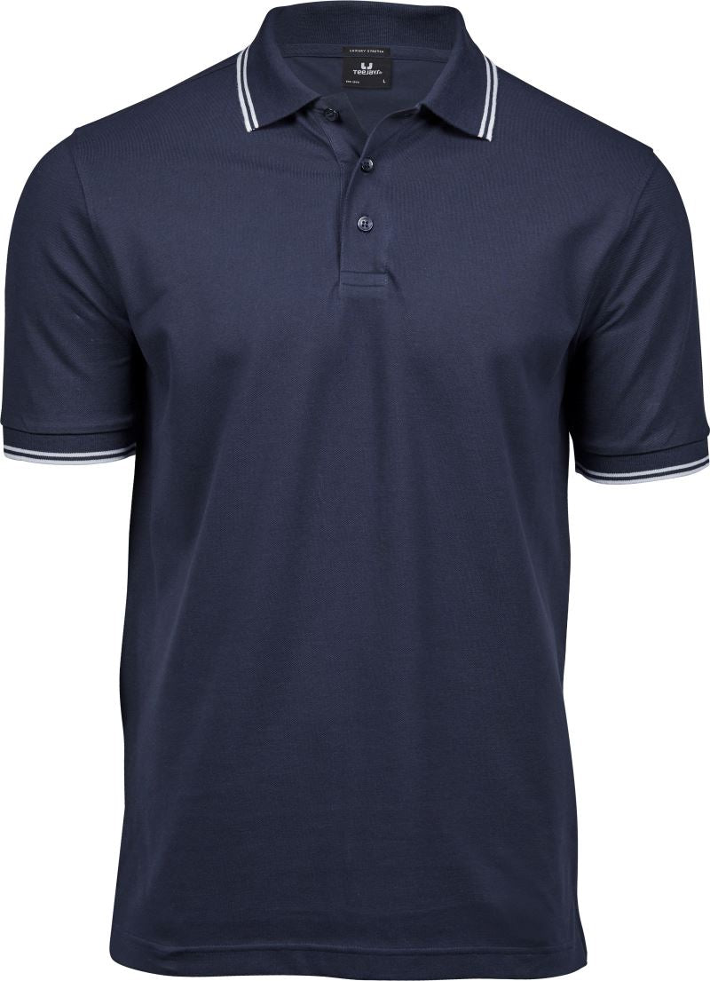 Moška raztegljiva polo majica Tee Jays, prikazana v svetli barvi na modelu, z ovratnikom in kratkimi rokavi.