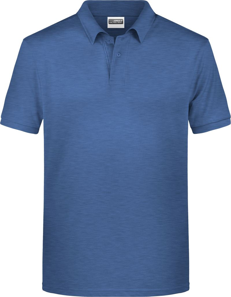 Moška ekološka polo majica James & Nicholson JN8010, modra, z ovratnikom in kratkimi rokavi, prikazana na modelu.