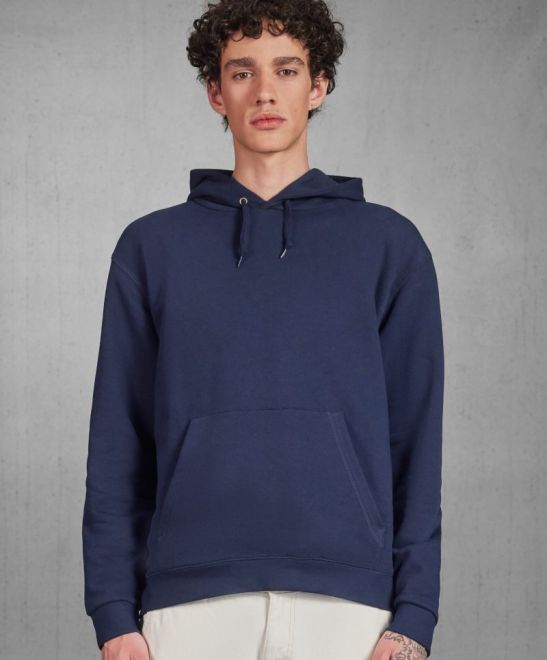 Moški pulover s kapuco B&C Hooded, udoben in stiliran, prikazan na modelu z žametno teksturo in kapuco.