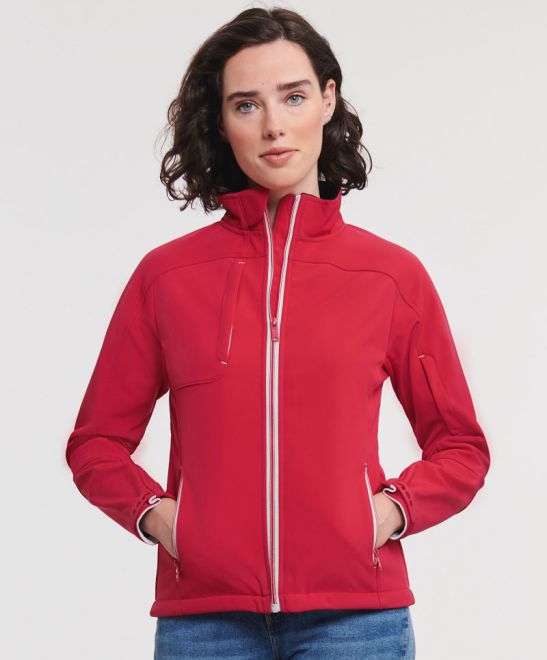 Ženska troslojna softshell jakna Russell Athletic, bionična, modra, z zadrgo in kapuco, primerna za šport in prosti čas.