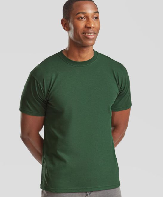 Moška težka majica Fruit of the Loom Super Premium T, bela, ohlapno prilegajoča se, prikazana na modelu.