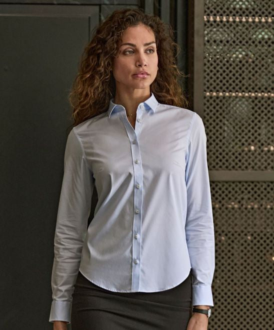 Ženska raztegljiva srajca z dolgimi rokavi Tee Jays 4025, elegantna in udobna ženska srajca v svetli barvi.