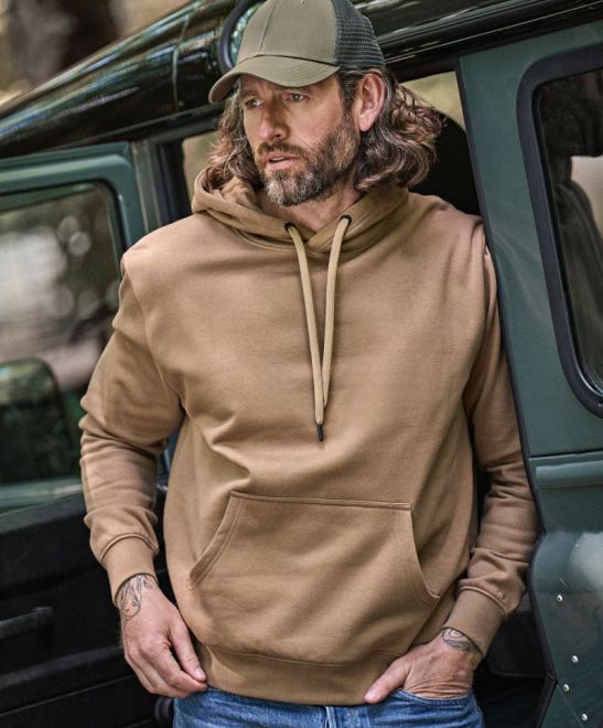 Uniseks pulover s kapuco Tee Jays 5430, udoben in eleganten, v temno sivi barvi, prikazan na modelu.