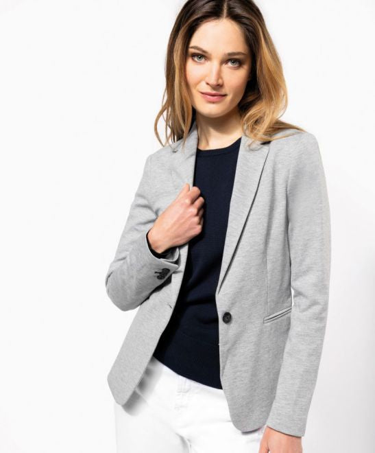 Ženski poslovni blazer Kariban K6133, modra barva, elegantno krojenje, prikazan na modelu na sliki.