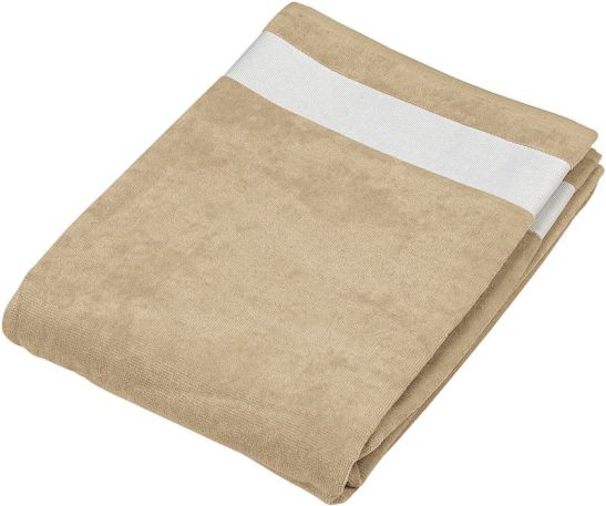 Velur brisača za plažo Kariban K118, modra, raztegljiva in mehka, prikazana na plaži.