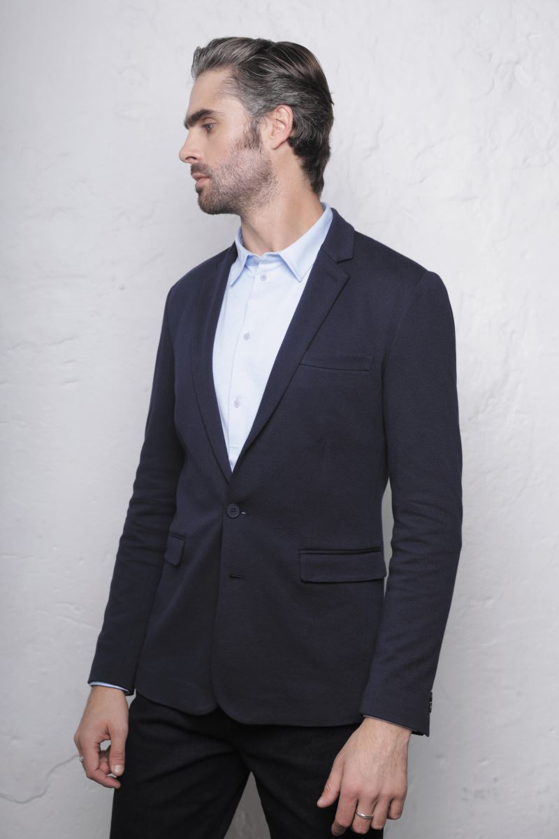 Moški blazer NEOBLU Marcel v barvni različici, s klasičnim krojem in elegantnim dizajnom, razporejen na modelu.