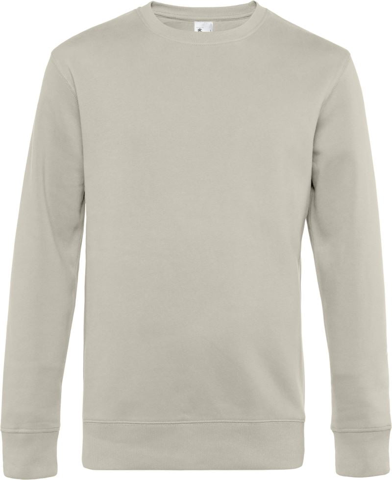 Moški pulover B&C Collection King Crew Neck, s krojenjem okroglega vratu, v nevtralni barvi, na modelu.