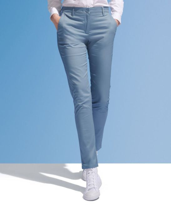 Ženske raztegljive poslovne hlače SOL'S Jared, elegantne in udobne, prikazane na modelu.