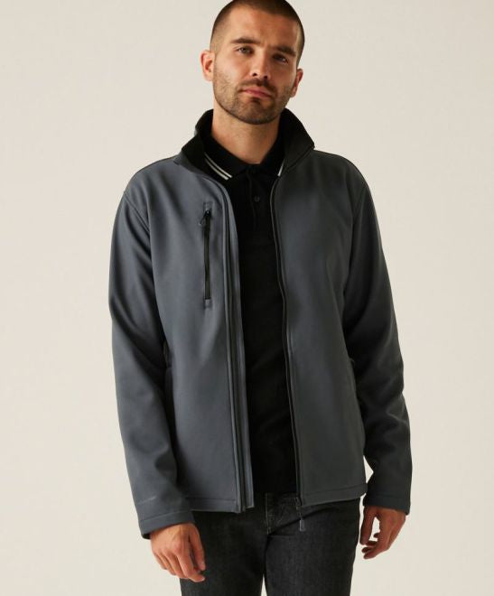 Moški softshell telovnik Regatta Professional, reciklirani material, prikazan na sliki, s poudarkom na zasnovi in materialu.