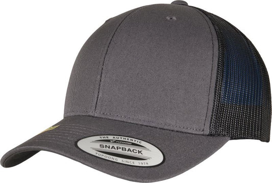 Šestpanelna trucker kapa Flexfit 6606RT, z mrežastim hrbtom in nastavljivim trakovi, v črni barvi.