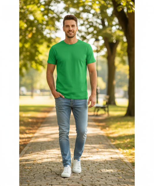 Moška B&C kolekcija majica #Inspire E150, krojena T-shirt z okrasnim tiskom in okroglim izrezom na vrhu.