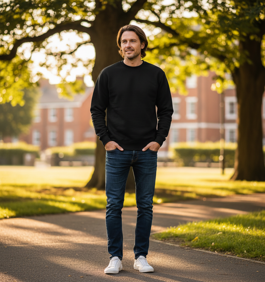 Moški pulover F.O.L. Premium Set-In Sweat, modre barve, z okrasnimi šivi in prilagojenim krojem, prikazan na sliki.