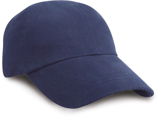 6-panelna bombažna kapa Result Headwear RC 024X, modra, s črnim šivom in logo, prikazana na modelu.