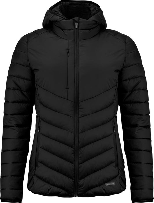 Ženska Quilted jakna Cutter & Buck, topla in vzdržljiva z vodoodpornim videzom, prikazana na modelu na ulici
