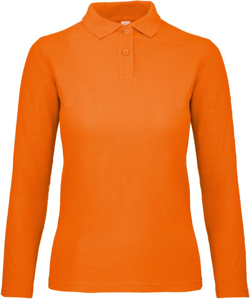 Ženska polo majica z dolgimi rokavi B&C Collection, modra, udobna in elegantna, prikazana na modelu.
