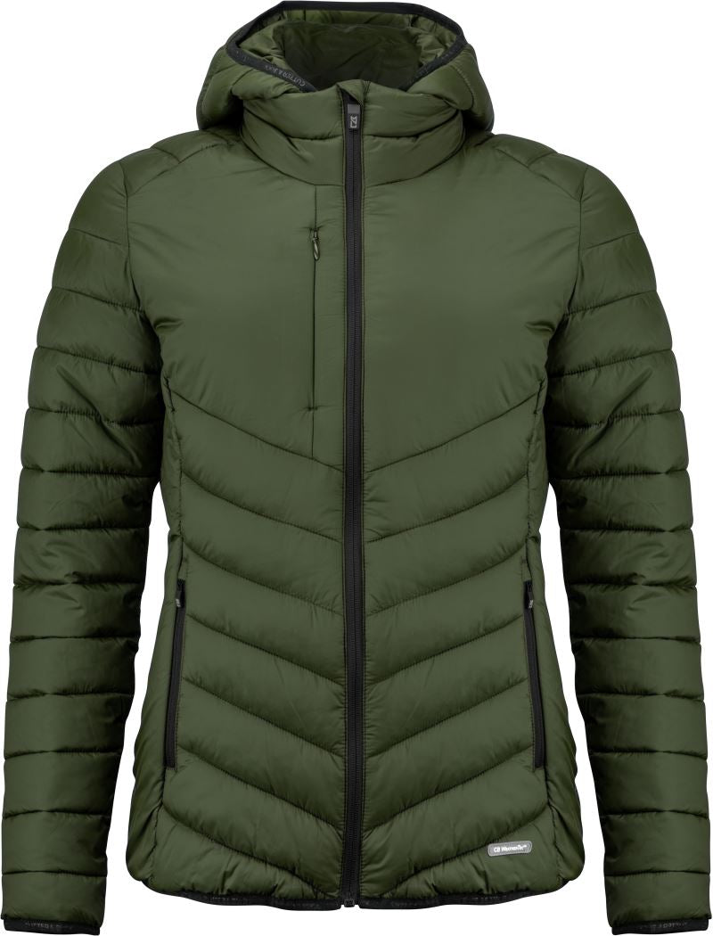 Ženska Quilted jakna Cutter & Buck, topla in stilska, prikazana na modelu z dolgimi rokavi in visokim ovratnikom.