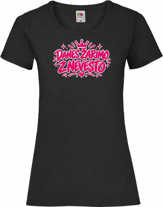 Ženska majica za dekliščino Fruit of the Loom z napisom "Danes žarimo z nevesto", bela, za praznovanje dekliščine.