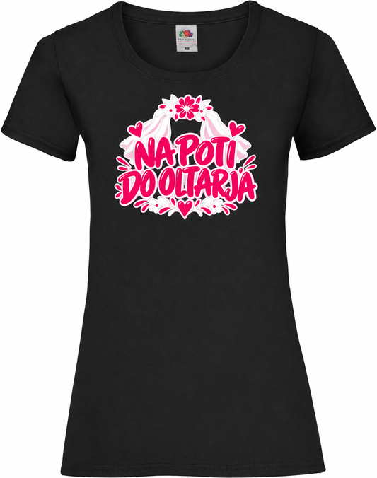 Ženska majica za dekliščino Fruit of the Loom z napisom "Na poti do oltarja" na beli tkanini.