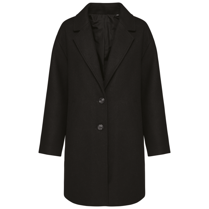 Ženski premium plašč Kariban PK6021, eleganten in topel, prikazan na modelu, z dolgimi rokavi in klasičnim dizajnom.