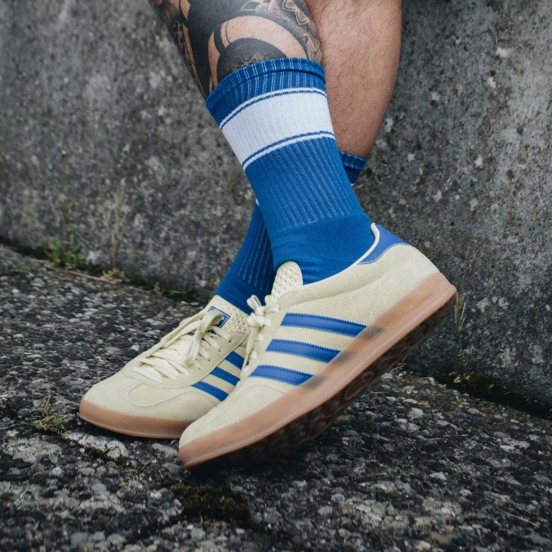 Uniseks športne teniške nogavice Mr. Socks Colored v modri barvi, udobne in primerne za tenis ali športne aktivnosti.