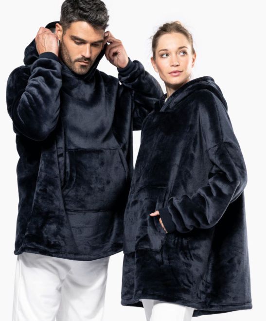 Mehak pulover s kapuco Kariban K410 z karirastim vzorcem in šerpa podlogo, prikazan na modelu.