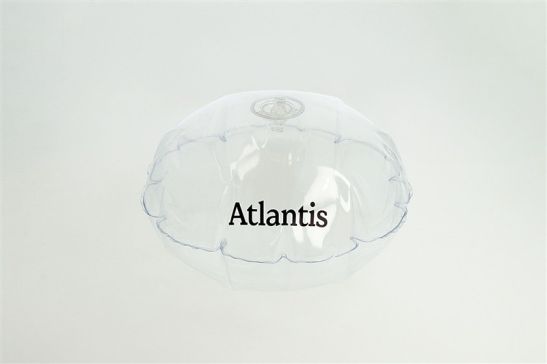 Napihljiv nosilec za kape Atlantis Bubblehead, prikazan s kapo na glavi za shranjevanje in razstavljanje.
