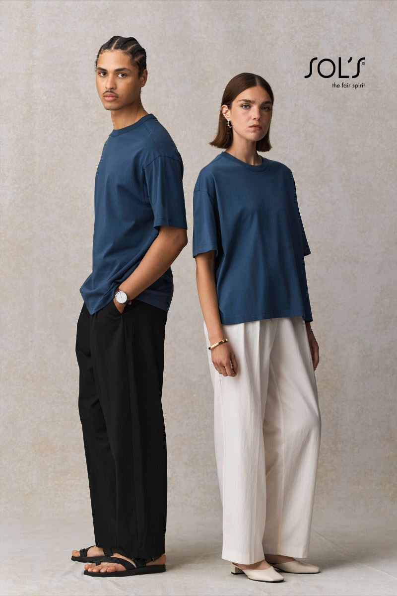 Skupina pet moških majic SOL'S Boxy Men s podaljšanim oversized krojem, v različnih barvah, na beli podlagi