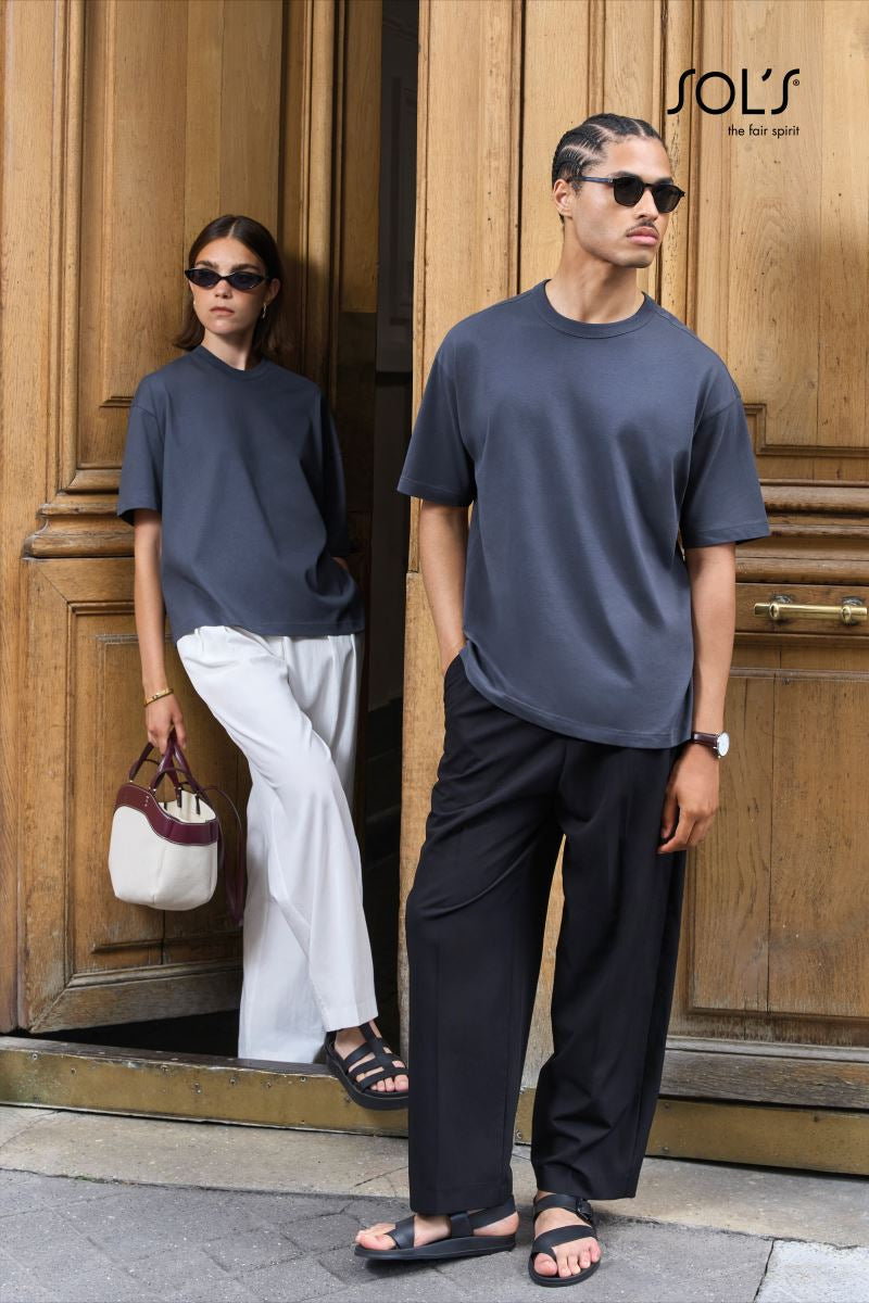 Set 5 moških majic SOL'S Boxy Men s podaljšanim oversize krojem, prikazane v beli barvi na modelu