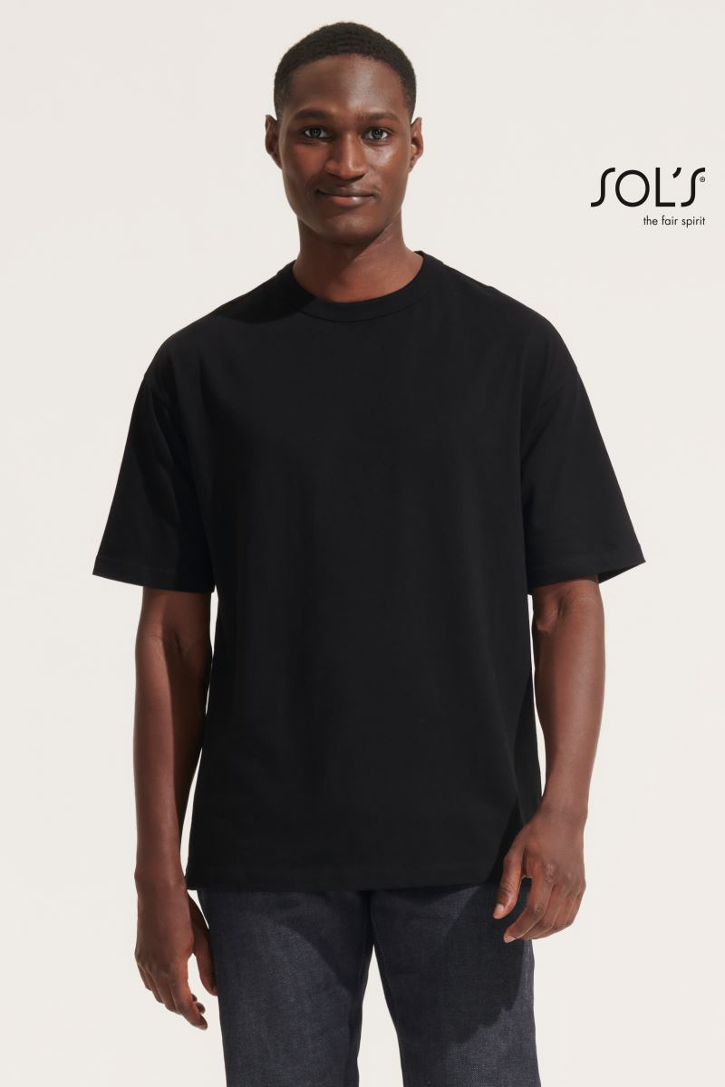Skupina pet moških majic SOL'S Boxy Men s podaljšanim oversize krojem, v različnih barvah, na beli podlagi.