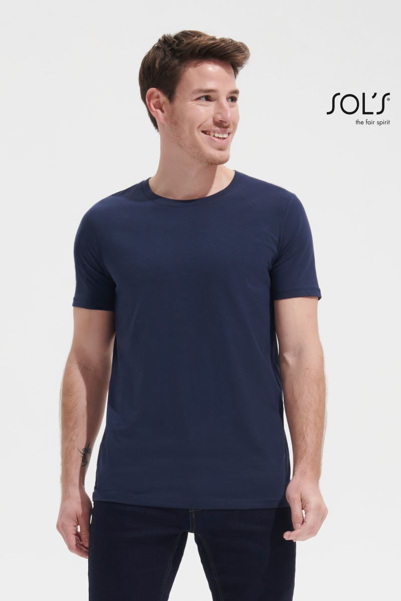 Skupina pet moških stretch majic SOL'S Millenium Men, različno prikazane na modelu, v nevtralnih barvah.