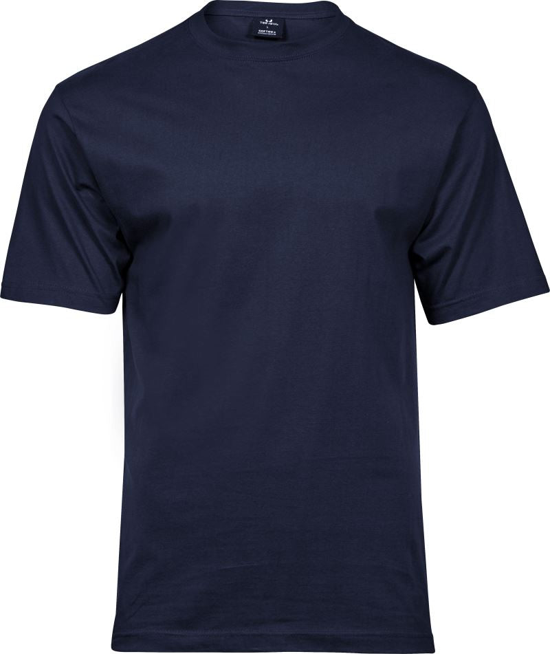 Mornarsko modre moške majice Tee Jays TJ 8000 v 5-pack, podaljšan kroj, prikazane na modelu.