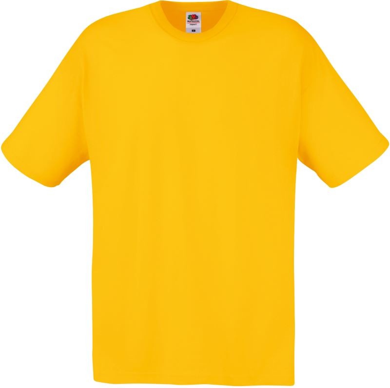Set pet moških Fruit Of The Loom majic kratkih rokavov v različnih barvah, oblekanadom, na beli podlagi.
